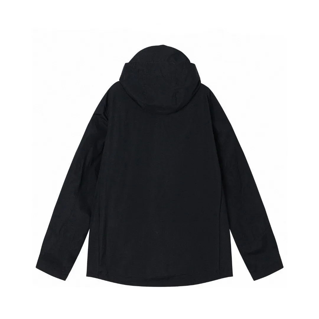 W6005#P300💰 STONE LSLAND Stone Island 23FW ❗Hard shell top version windproof and waterproof shoulder patch GTX outdoor jacket jacket #Same as Arc'teryx SV series top version fabric! ! The difference between world currency! !  -Top replica, original original packaging, pure original-grade welfare heavy goods, high quality guarantee. The latest hot style from the official website, trendy men and women with cool upper bodies! Customized and imported professional super waterproof and windproof coated fabric, the waterproof level is the international ISO standard 90 (ISO4) level to achieve the rolling effect of water droplets on a lotus leaf. The high-permeability laminated fabric Gore-tex imitates water-permeable film, which feels better and more comfortable. - Seiko 3D three-dimensional cutting, multiple pocket design, fully wrapped edges inside and outside, fine routing, very heavy workmanship, metal adjustment buckle elastic design of the hat, full of functional workwear style. All the three-label accessories are all original and customized, so you can experience the full texture when you try it!  -Perfect fit, versatile style that never goes out of style, reimagined for all your urban adventures and offering unparalleled waterproof and windproof protection! A batch of pure original quality goods, no more missing out!  Color: Black Size: M L XL XXL M L